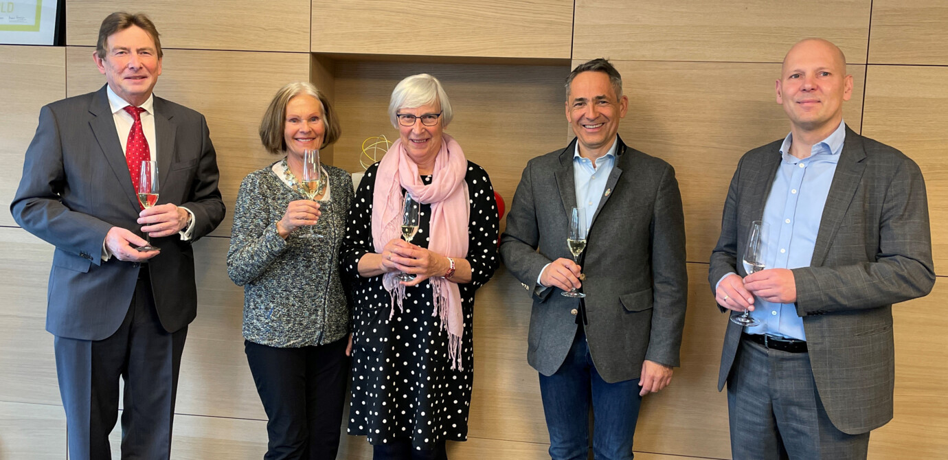Freuen sich auf die künftigen, gemeinsamen Erfolge (v. l. n. r.): Gerhard Bednarsky, Elisabeth Prath und Christa Csar von der Bauunternehmung Prath, Rhomberg Bau-Eigentümervertreter Hubert Rhomberg und Bernhard Holper, ebenfalls Prath. Freuen sich auf die künftigen, gemeinsamen Erfolge (v. l. n. r.): Gerhard Bednarsky, Elisabeth Prath und Christa Csar von der Bauunternehmung Prath, Rhomberg Bau-Eigentümervertreter Hubert Rhomberg und Bernhard Holper, ebenfalls Prath.